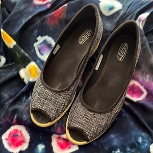 Keen Black Slip-On Flats with Textured Elegance